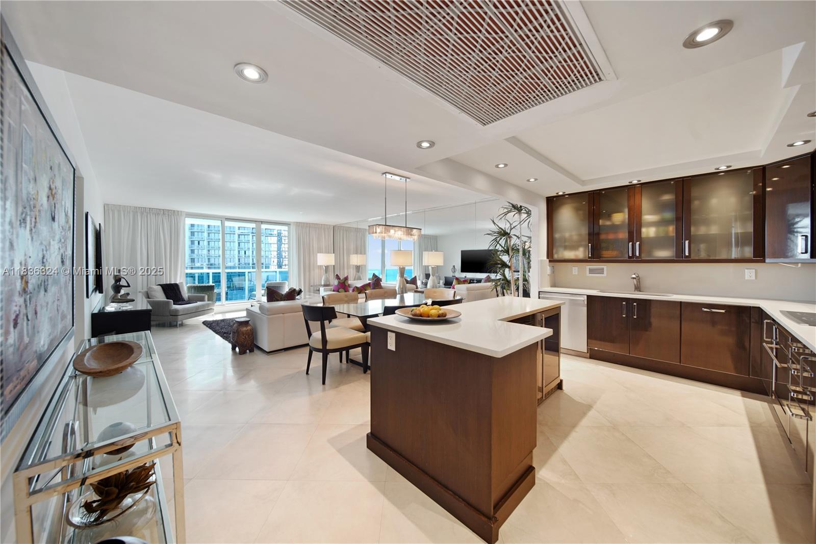 2301 Collins Ave 909