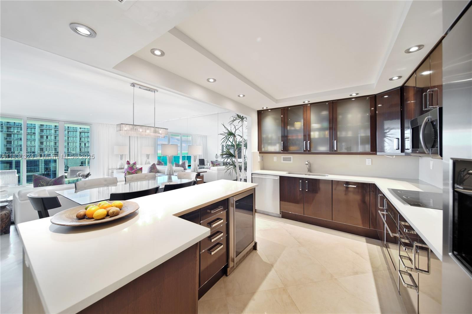 2301 Collins Ave 909