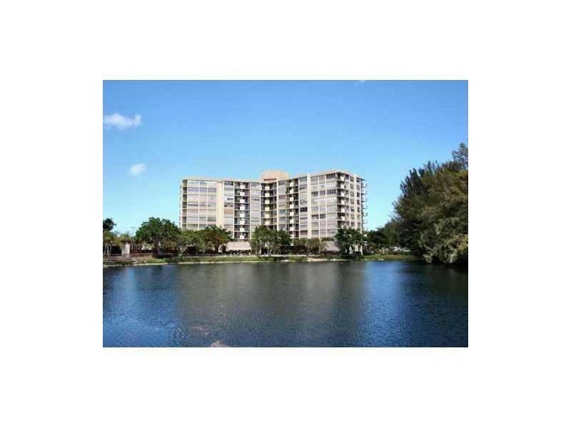 very nice , bright big unit in the center of miami gardens , unit is recently white painted