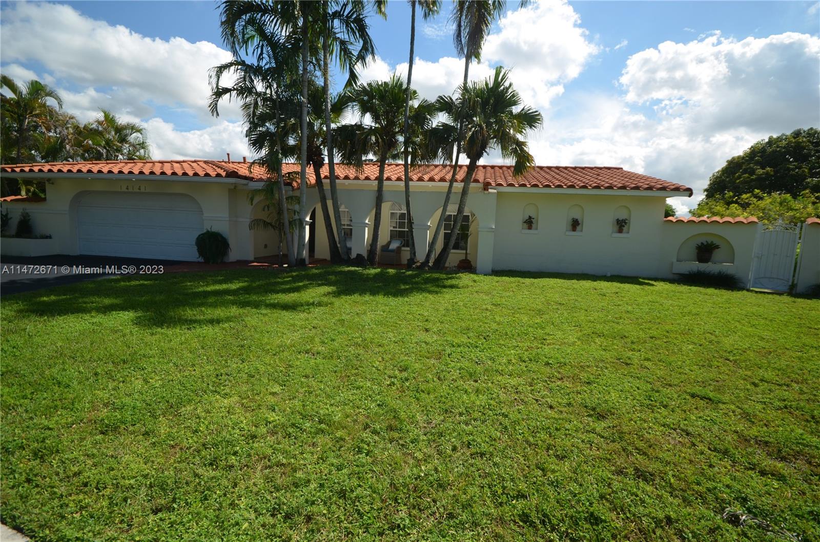 14141 Leaning Pine Dr, Miami Lakes, Miami-Dade County, Florida - 5 Bedrooms  
3 Bathrooms - 