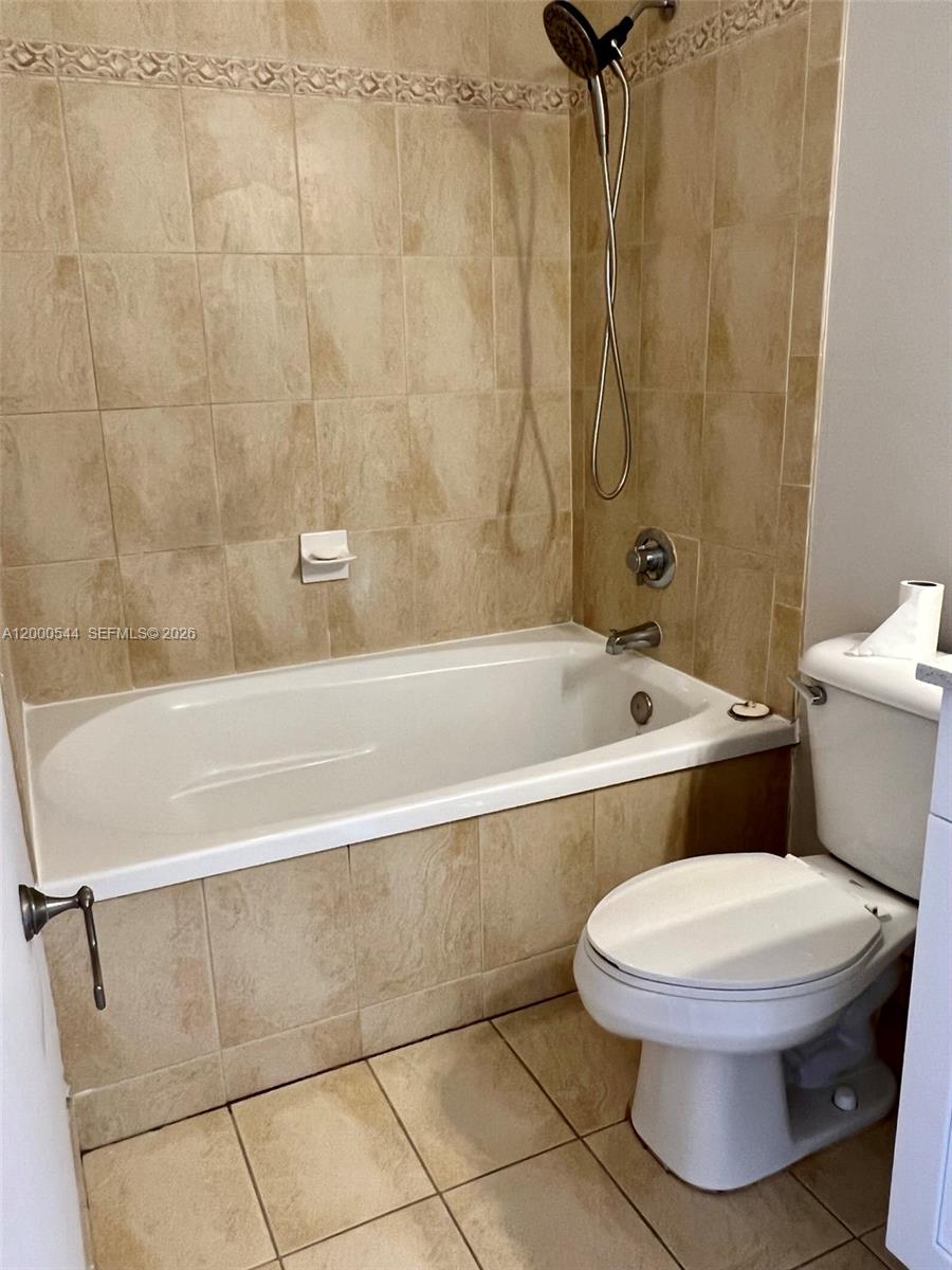 ESTANCIA AT PALM SPRINGS - Residential Lease