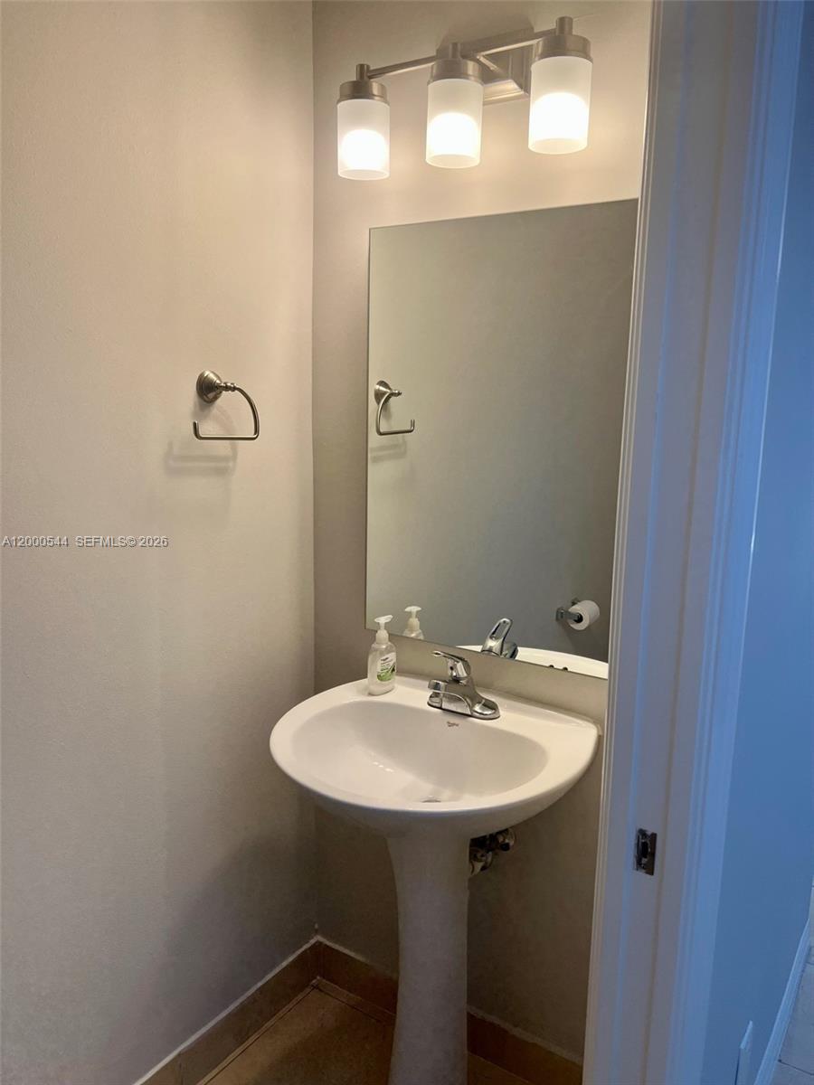 ESTANCIA AT PALM SPRINGS - Residential Lease