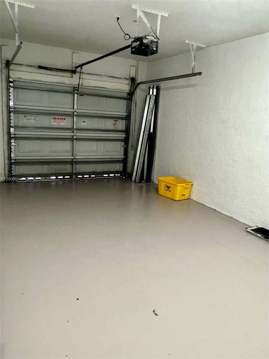 ESTANCIA AT PALM SPRINGS - Residential Lease