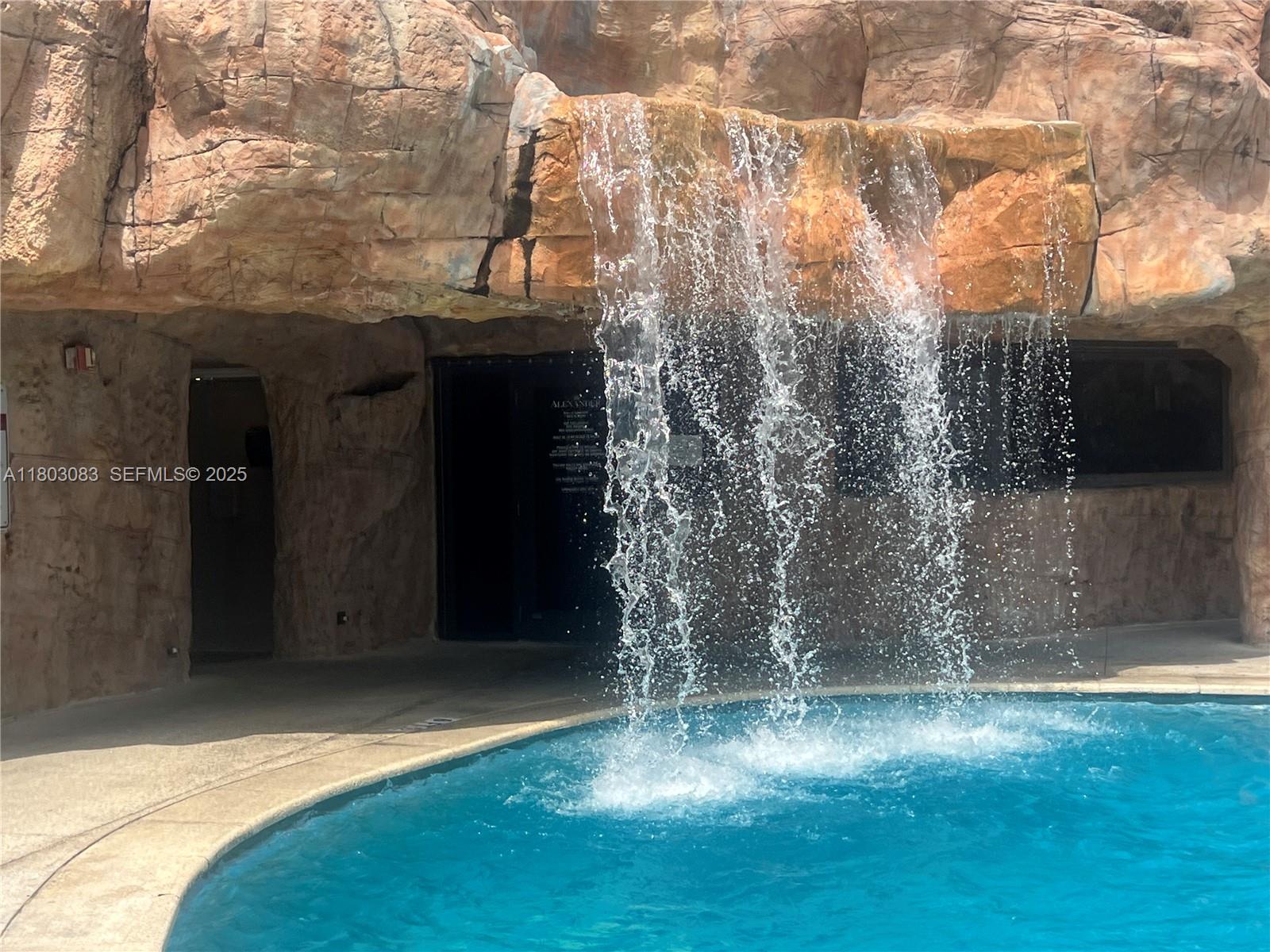 5225 Collins Ave 914