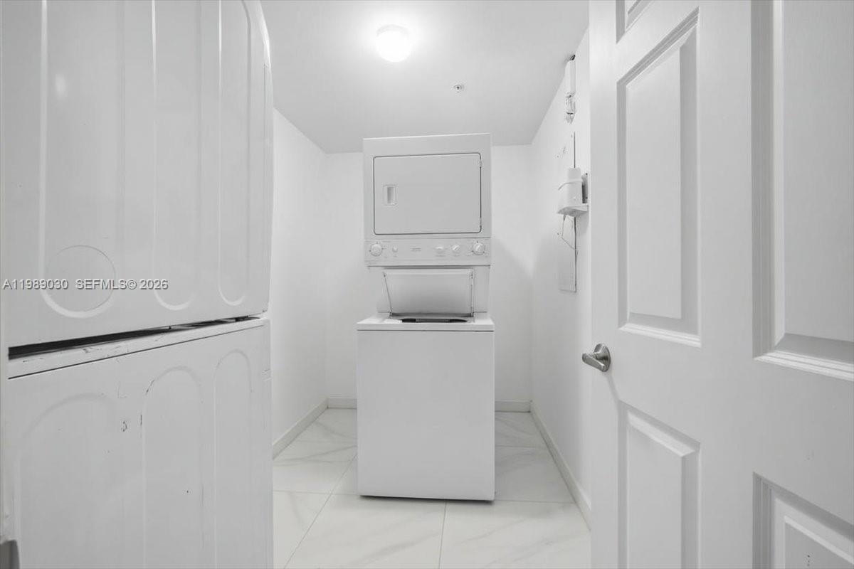 COLONNADE AT DADELAND SE - Residential Lease