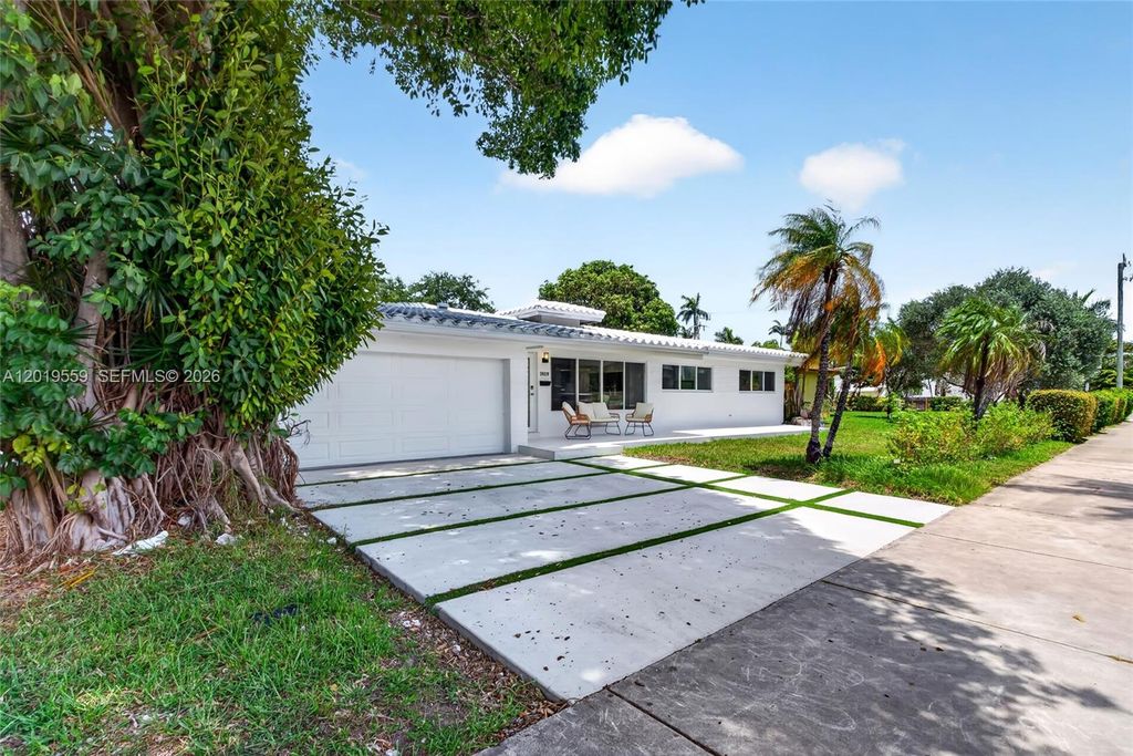 Photo of 1619 Hollywood Blvd, Hollywood, FL 33020 (MLS # A12019559)