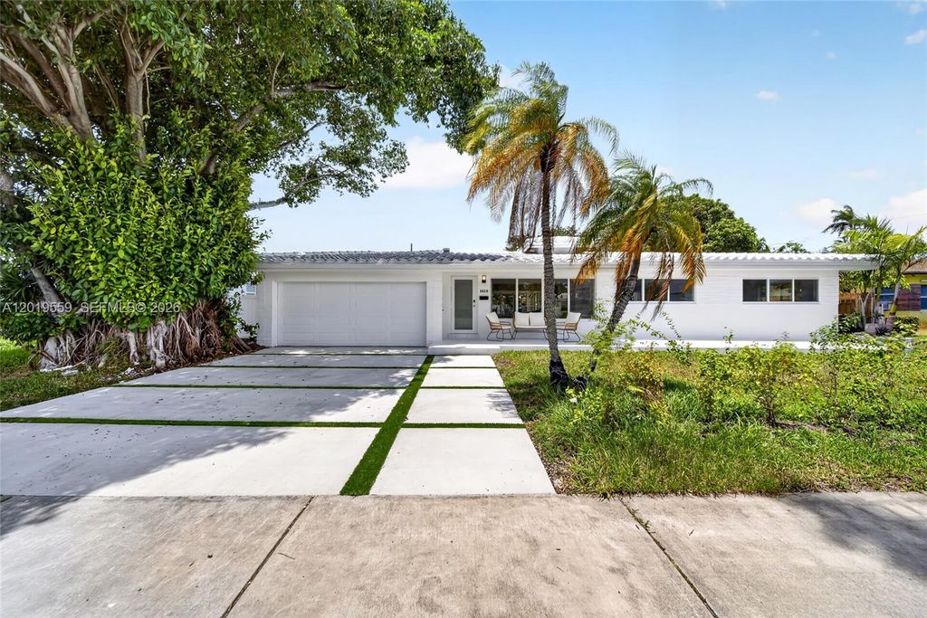 Photo of 1619 Hollywood Blvd, Hollywood, FL 33020 (MLS # A12019559)