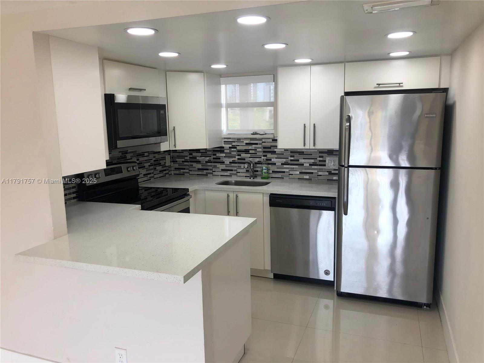 8290 Lake Dr 409, Doral, Miami-Dade County, Florida - 1 Bedrooms  
1 Bathrooms - 