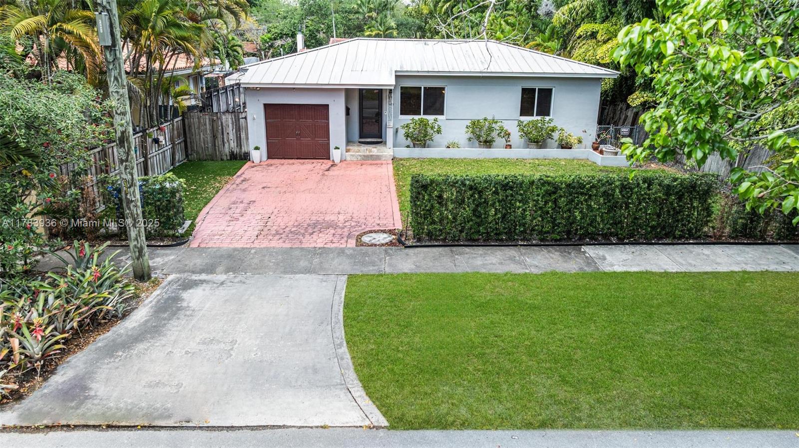 2431 Overbrook St, Coconut Grove, Broward County, Florida - 2 Bedrooms  
1 Bathrooms - 