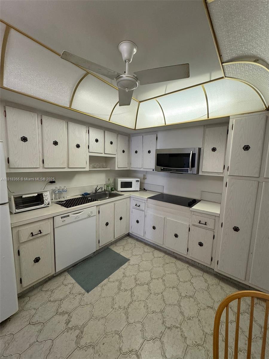 DEL PRADO CONDO - Residential