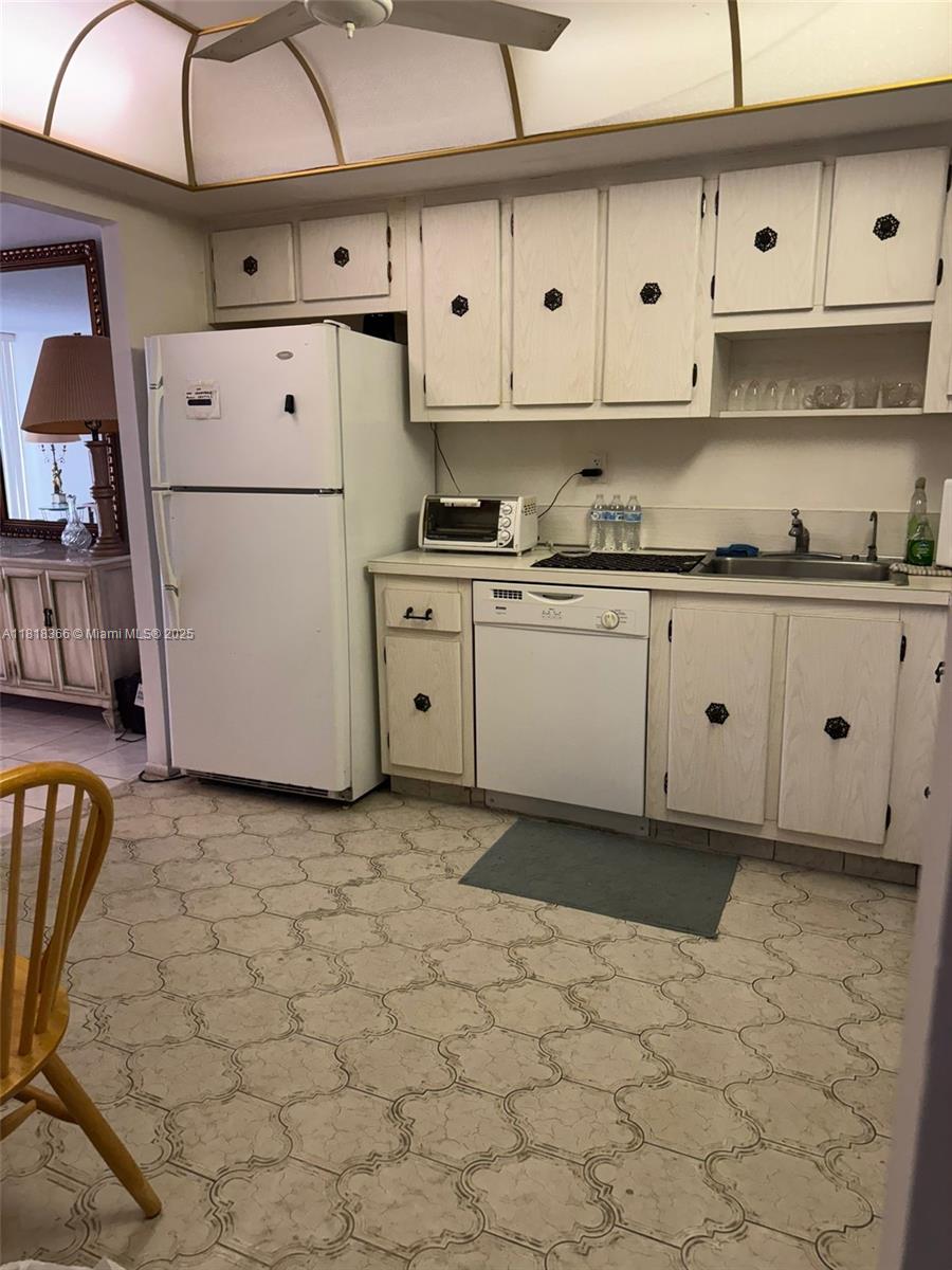 DEL PRADO CONDO - Residential