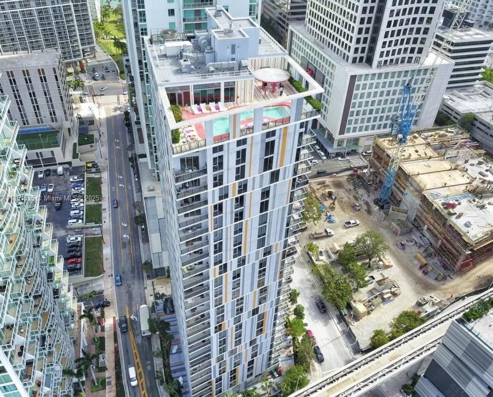 Great unit 2/2, porcelain floor, stainless steel appliances, open kitchen, balcony with amazing view. Amenities include swimming pool, fitness center, game room. Stops from Brickell Citi Centre