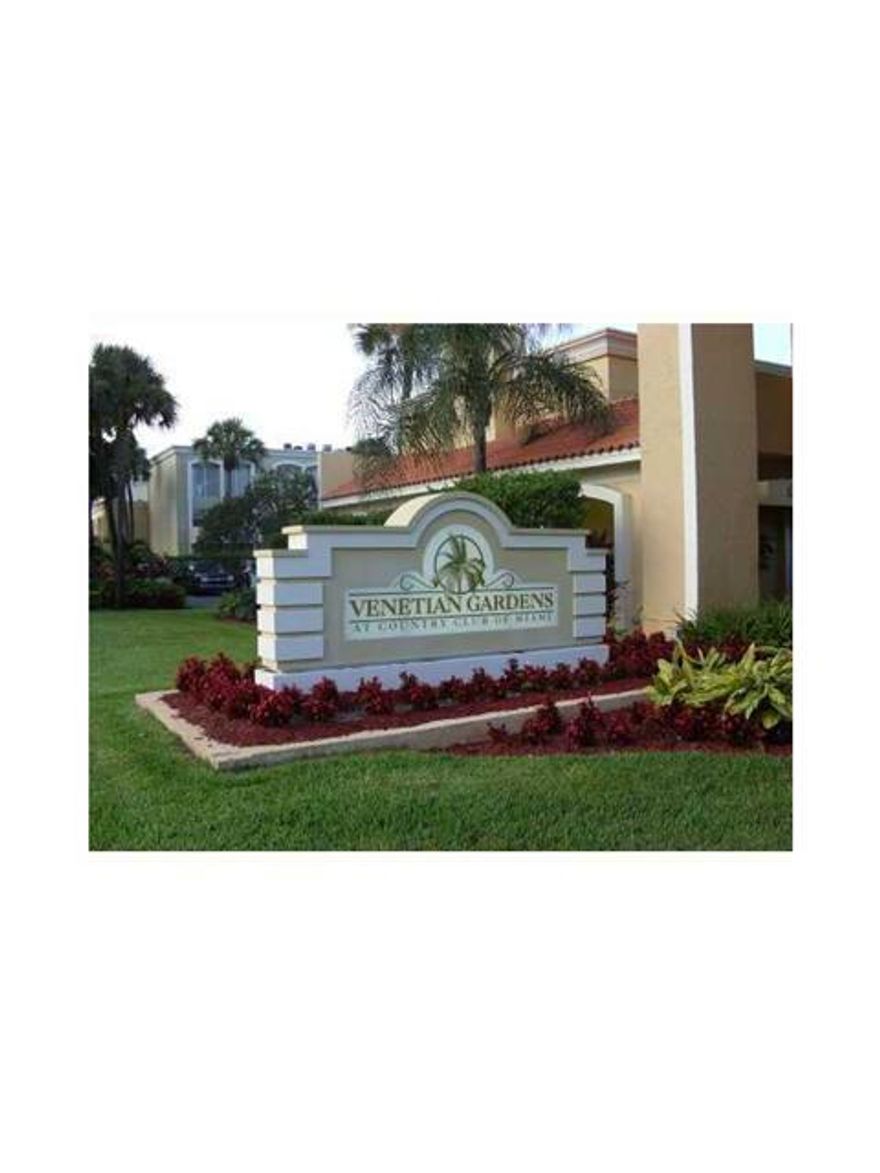 Spacious Condo with high ceiling, 1Bed, 1Fbath, 1Hbath. New carpet at living room and bedroom. Ready to move in. Gated community, pool and clubhouse.