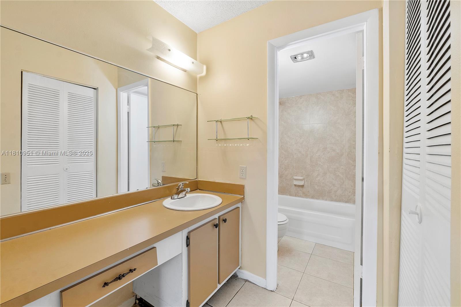 LIME BAY CONDOMINIUM 5 - Residential