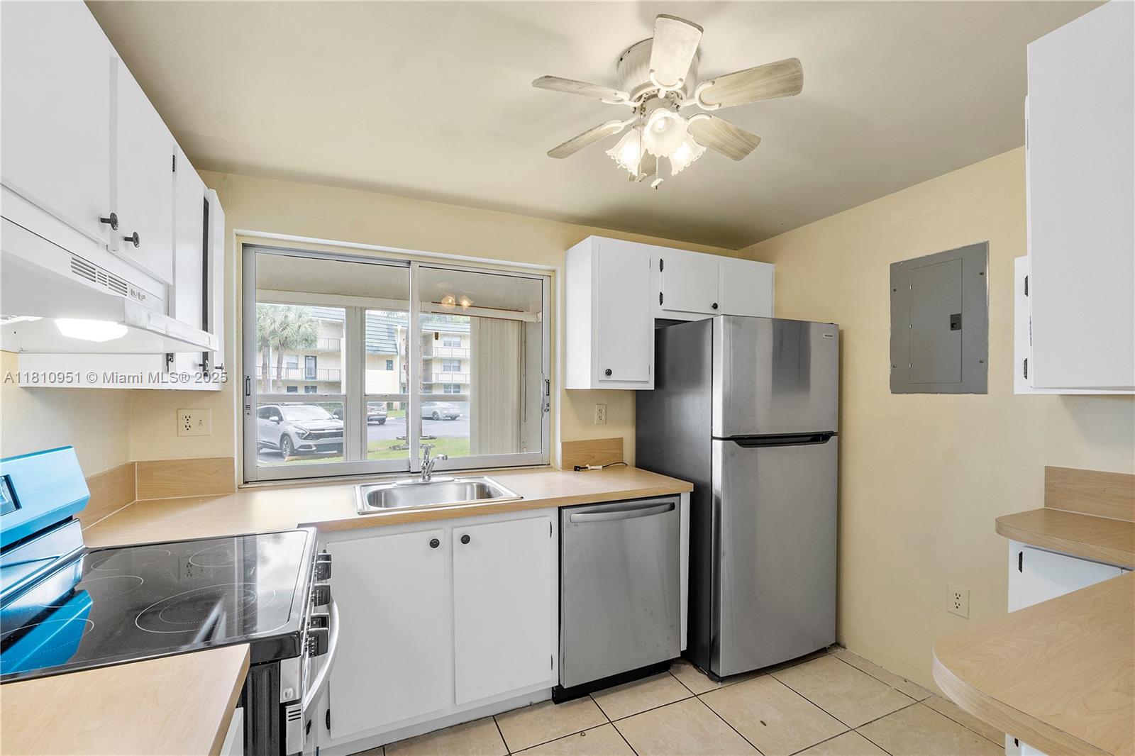 LIME BAY CONDOMINIUM 5 - Residential