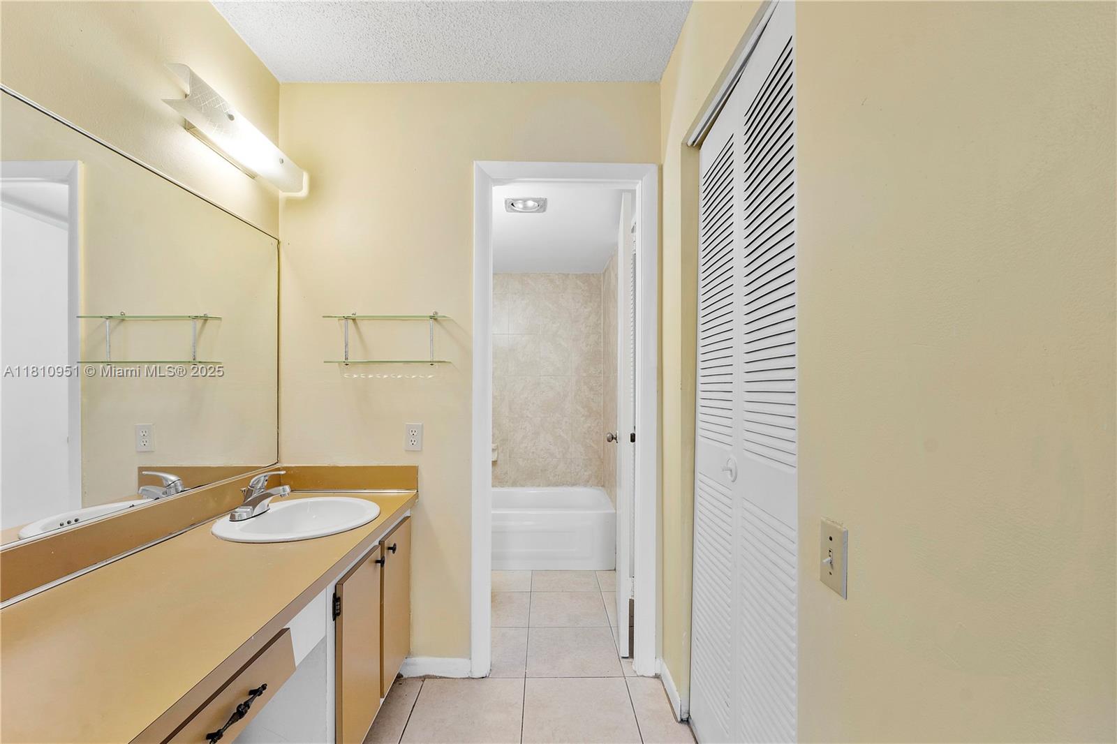 LIME BAY CONDOMINIUM 5 - Residential
