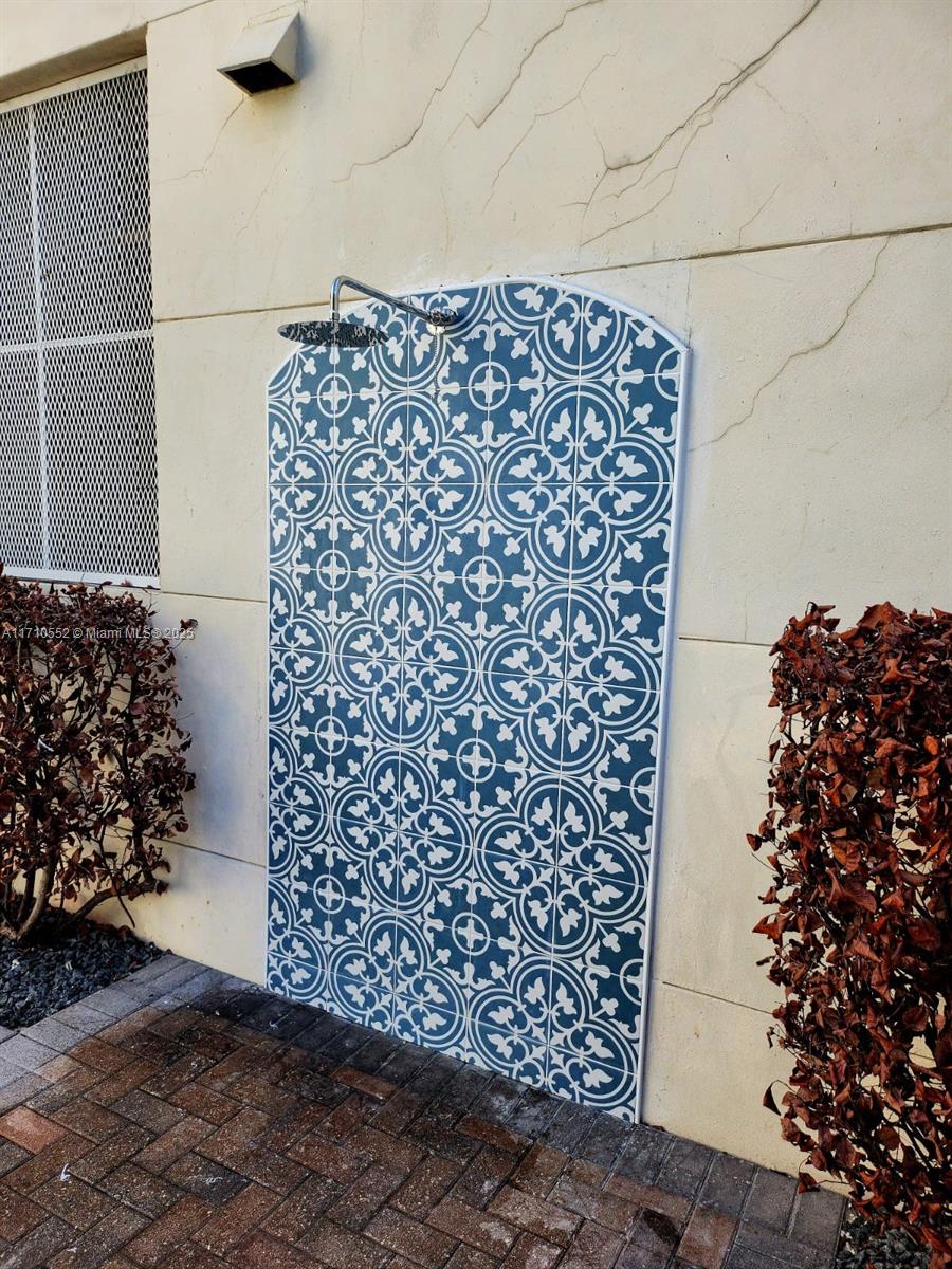 BRICKELL RIVERVIEW - Residential Lease