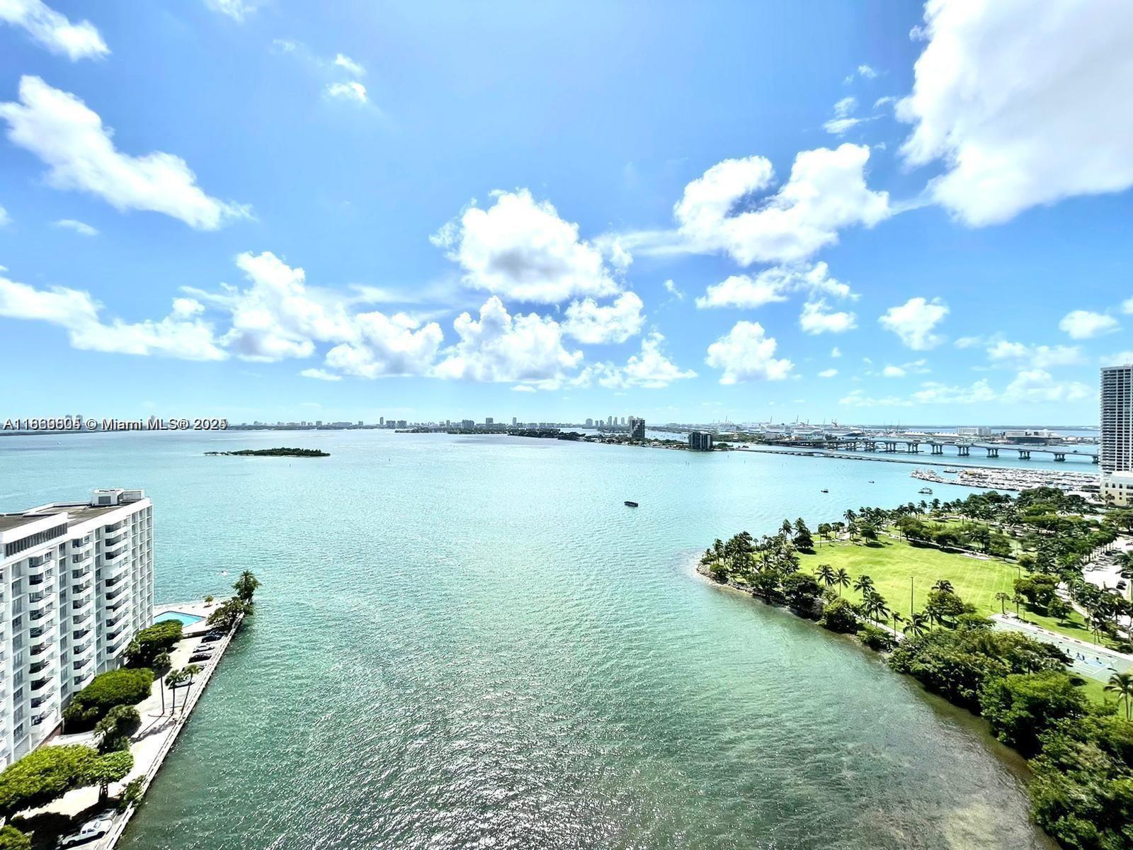 Best line in Paramount Bay 3Bed+ Den, 3/1 Bath. Spacious 2,201 SF of living space + 3 Balconies. Amazing
unobstructed water views overlooking Biscayne bay and the city of Miami. high ceilings unit, Sub zero appliances.
Full services amenities, 2 pools, fitness center, spa, Jacuzzi, valet 24/24. Good choice to spend time in Miami. Easy
access to Winwwod, Brickell, Beaches and Airport.