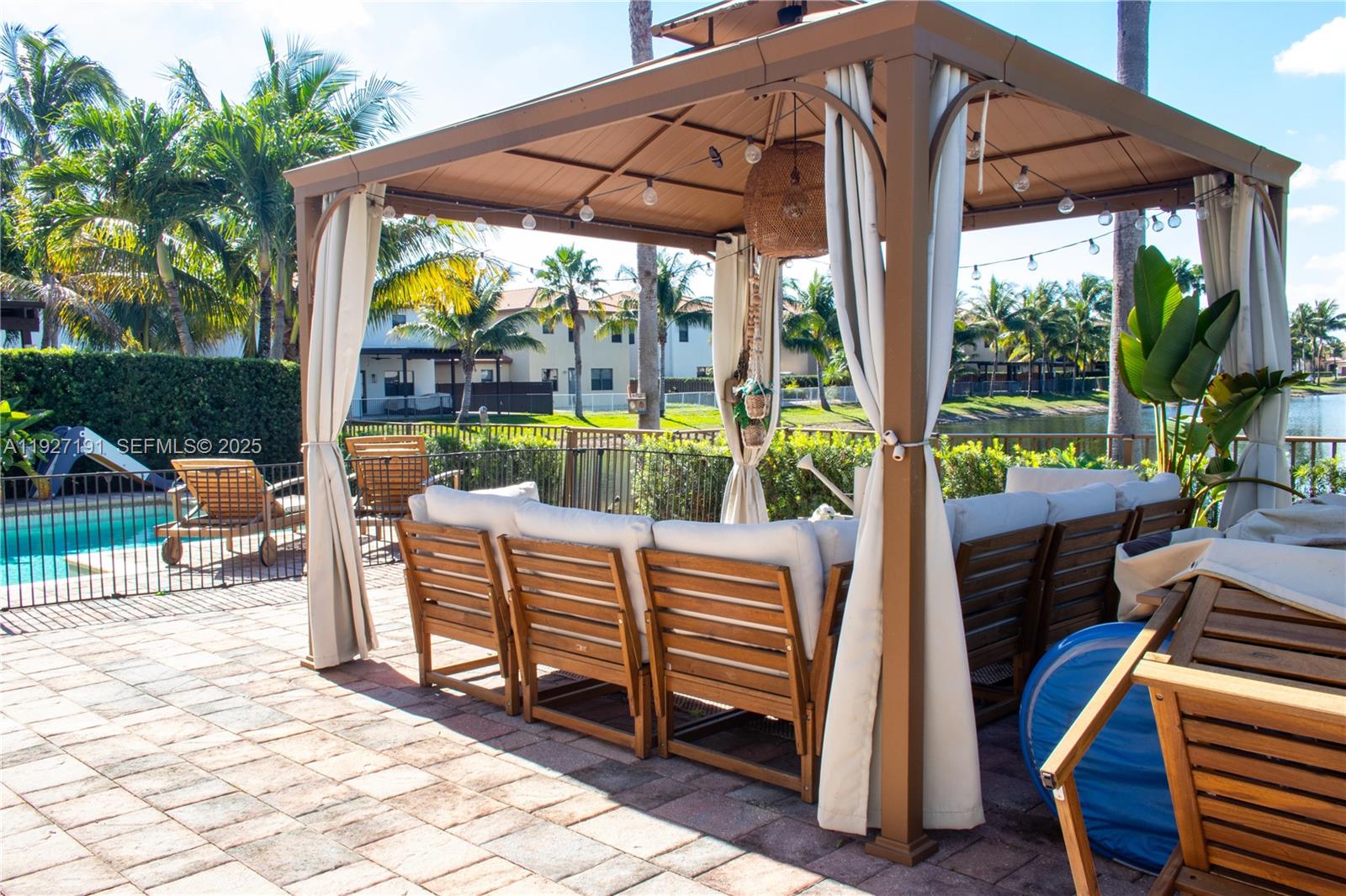 DORAL BREEZE - Residential