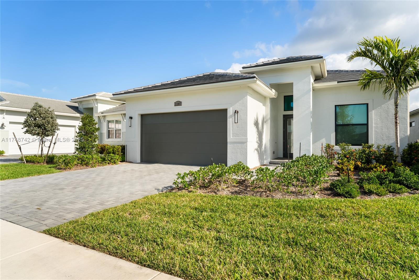 11267 SW Pietra Way, Port St. Lucie, FL, 34987/$549,900 1 11267 SW Pietra Way