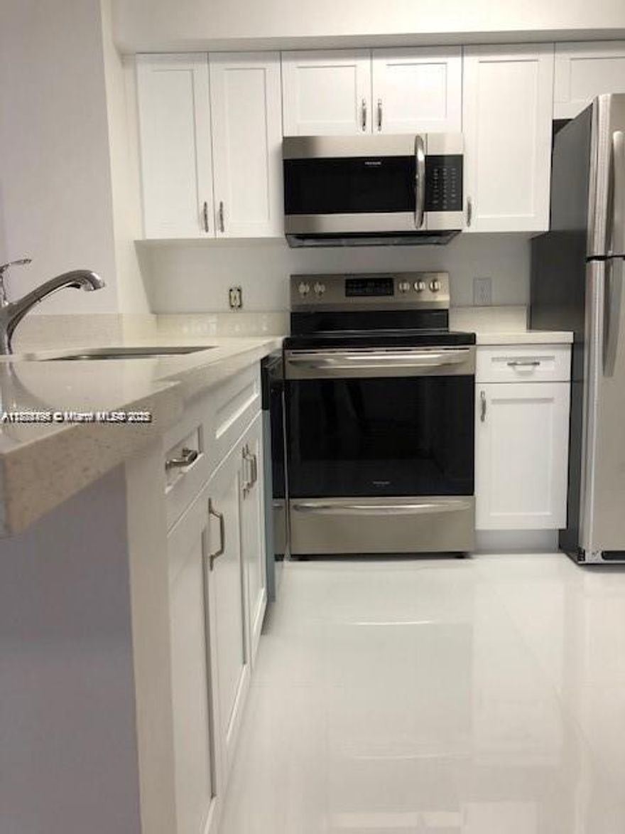 BEST 3 BEDROOMS RENTAL IN HOLLYWOOD PARC! RENOVATED KITCHEN WITH NEW STAINLESS STEEL APPLIANCES, LAMINATE FLOOR THROUGH OUT. RENOVATED BATHROOMS! THIS COMMUNITY OFFERS 2 POOLS-EXERCISE ROOM-BBQ-TENNIS COURT AND MORE TO OFFER. CONVENIENTLY LOCATED CLOSE TO I-95 AND 10 MINUTES DRIVE FROM DOWNTOWN HOLLYWOOD. A MUST SEE!