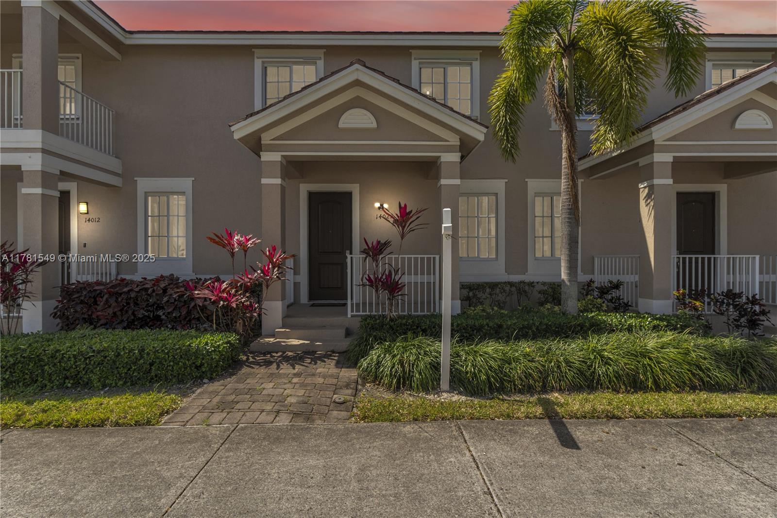 Property for Sale at 14022 Sw 276th St, Homestead, Miami-Dade County, Florida - Bedrooms: 3 
Bathrooms: 3  - $385,000