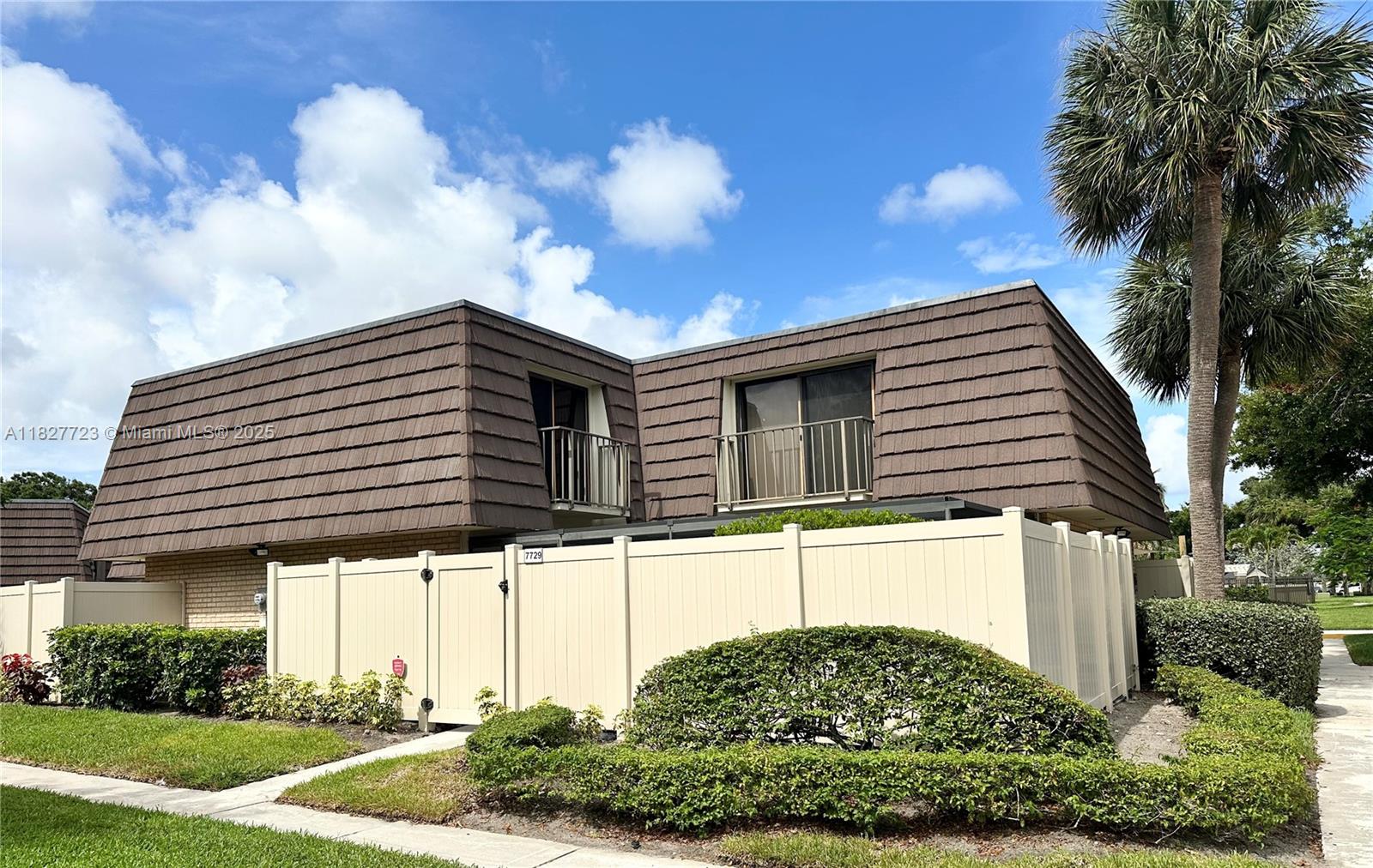 Spacious 2 story townhouse with two master bedrooms located upstairs. Property has a large screened in patio, privacy fence, located minutes from the airport, nearby shopping and restaurants.This home is located near everything. Minutes from i95, the beach, City Place, and the Ballpark of the Palm Beaches.
The community offers fantastic amenities, including a pool and a children's play area.