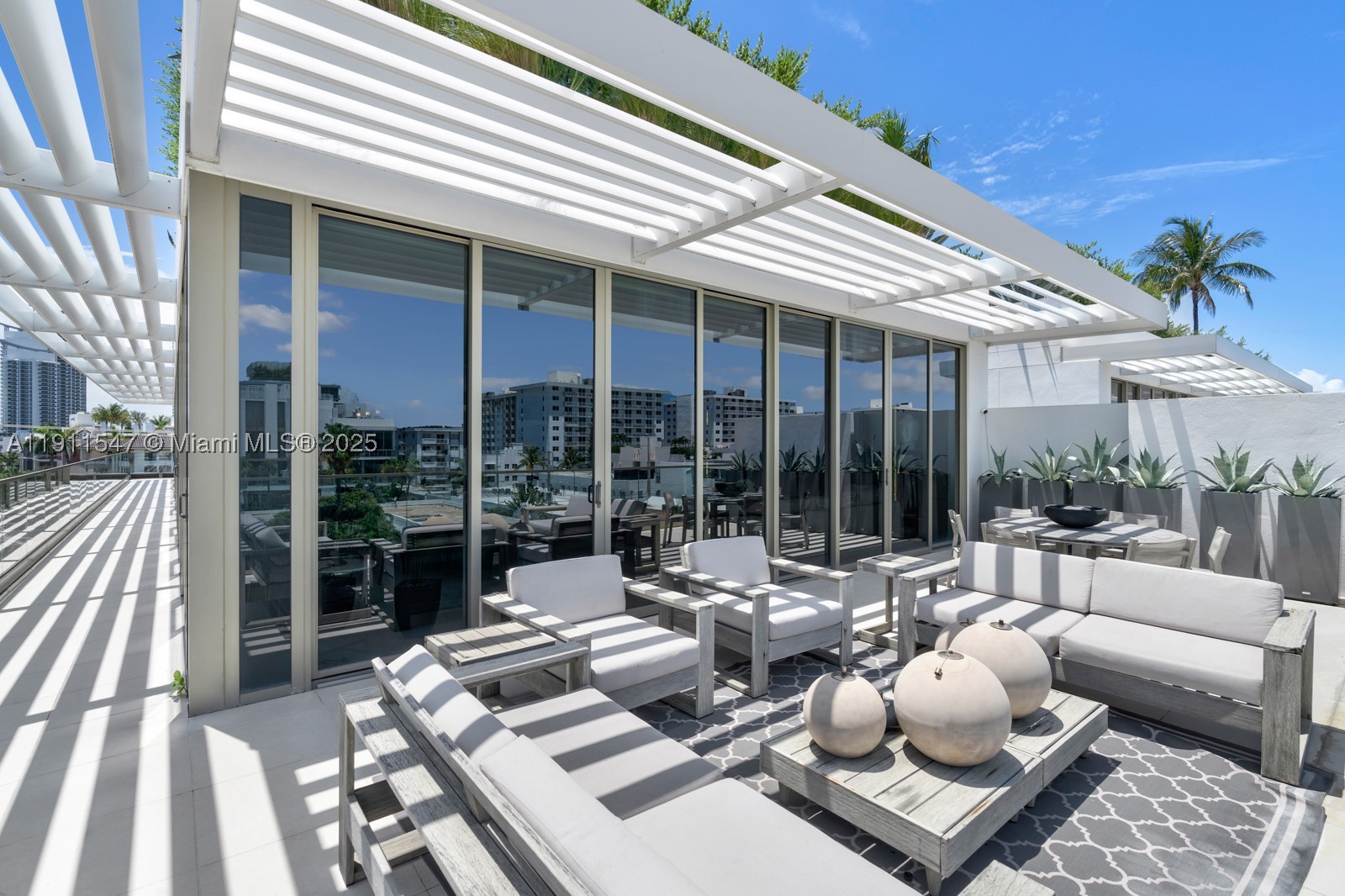 300 Collins Ave PH3