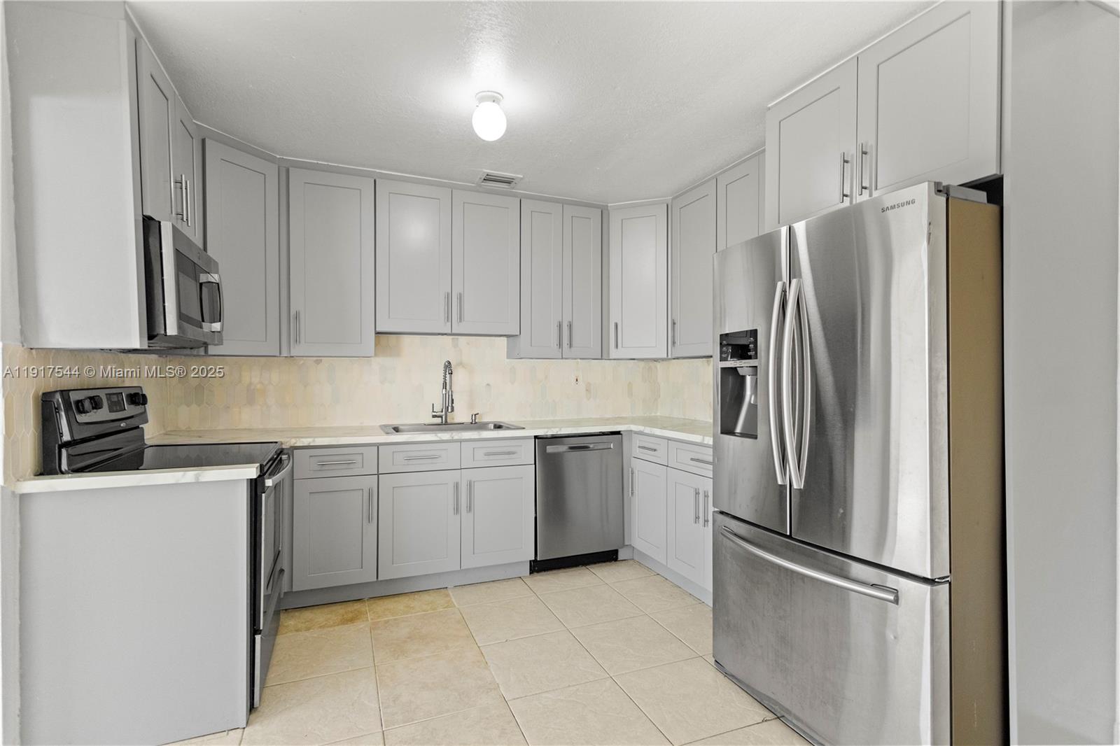 EVERGLADES SUGAR & LAND C - Residential Lease