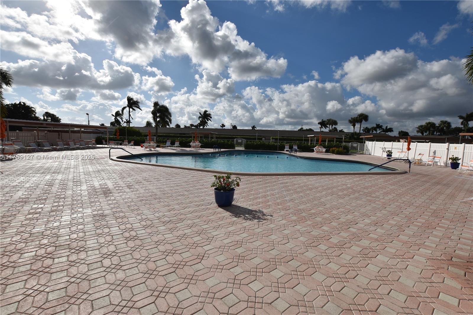 CRESTHAVEN VILLAS CONDO 2 - Residential