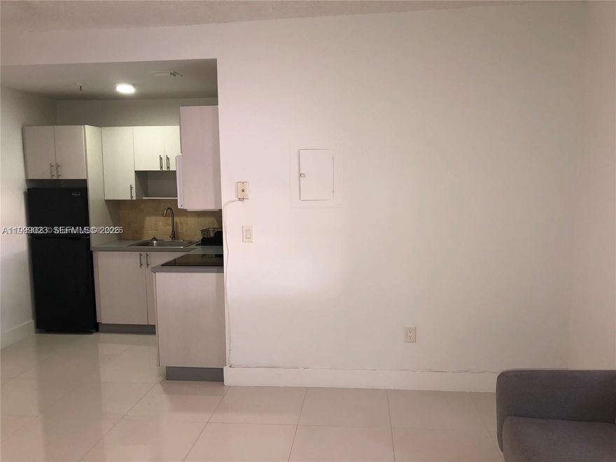 Fully remodeled 1/1 studio apartment in the heart of Miami Beach. Steps from Beach & Sand. Near public transportation, dining, shopping & entertainment. Near elementary & secondary education schools. Steps away from South Beach, Sunny Isles and Aventura.