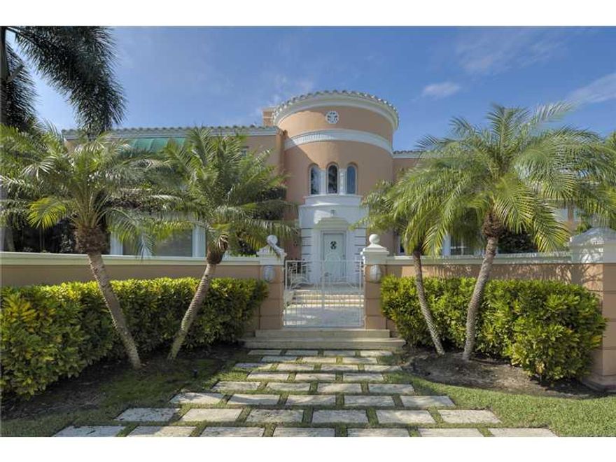 Villa del Sud, an Art Deco masterpiece, designed by Victor Hugo Nellenbogen in 1936 + most recently updated in 2014 by Kobi Karp is a 5BD/4BA residence nestled amid lush tropical gardens on a 13,095SF corner lot. The spacious floor plan offers 3 upstairs  bedrooms + en-suite baths (2 w/ private outdoor terraces) plus a 2BD guest suite. Elaborate terrazzo floors, sweeping grand staircase + voluminous ceilings add to the extravagance of this architectural gem. Steps to the ocean, Faena District South Beach.