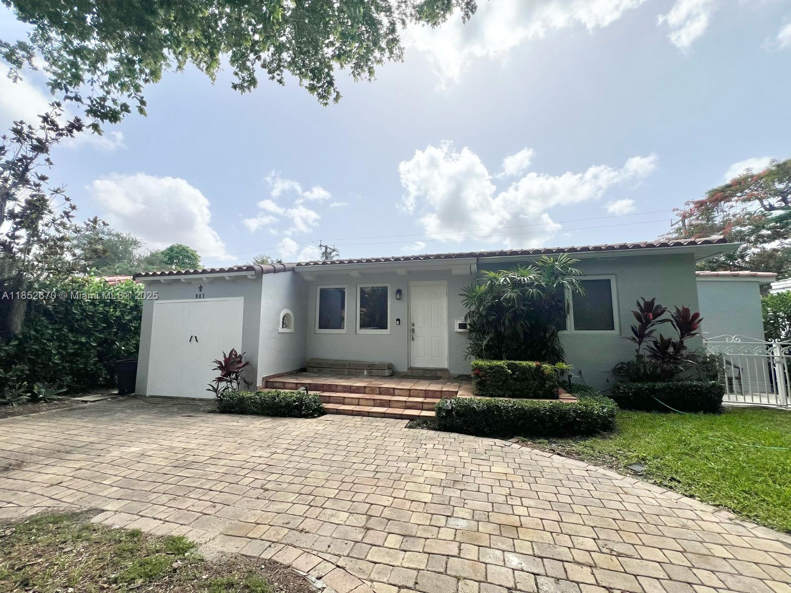 ONE STORY HOME WITH 3 BEDROOMS AND 2.5 BATHS PLUS SEPARATE IN LAWS QUARTERS. VERY AMPLE AND MODERN WITH BIG KITCHEN. FOR A TOTAL OF 4 BEDROOMS AND 3.5 BATHS. LIVING SQFT IS 2007 SQFT AND TOTAL AREA IS 2175 SQFT . ROOM FOR POOL AS IT HAS A NICE SIZE PATIO. KITCHEN WITH QUARTZ TOP. TEXT 305.793.6665 FOR SHOWINGS