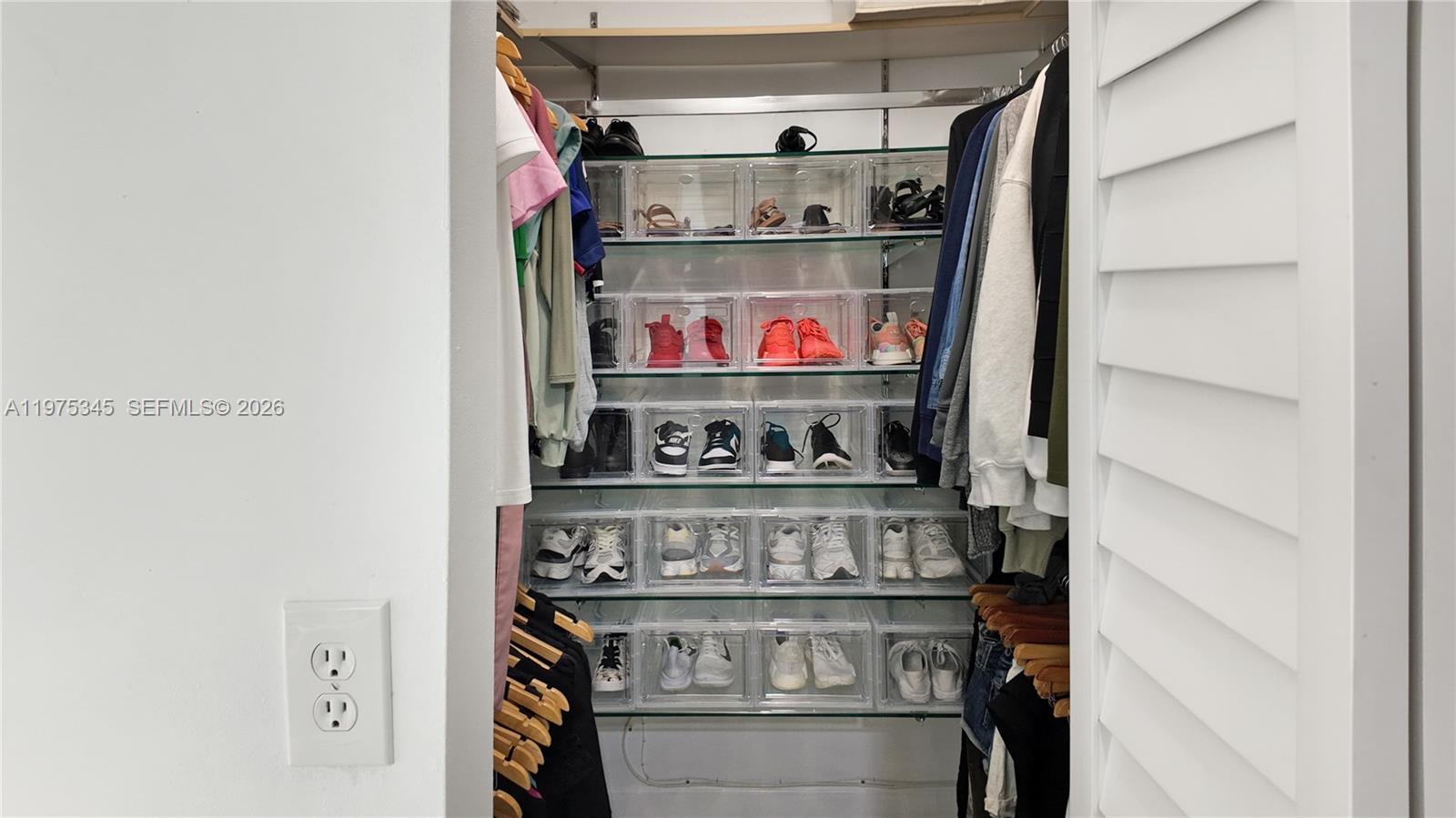 TOWNHOMES OF COUNTRY LAKE - Residential