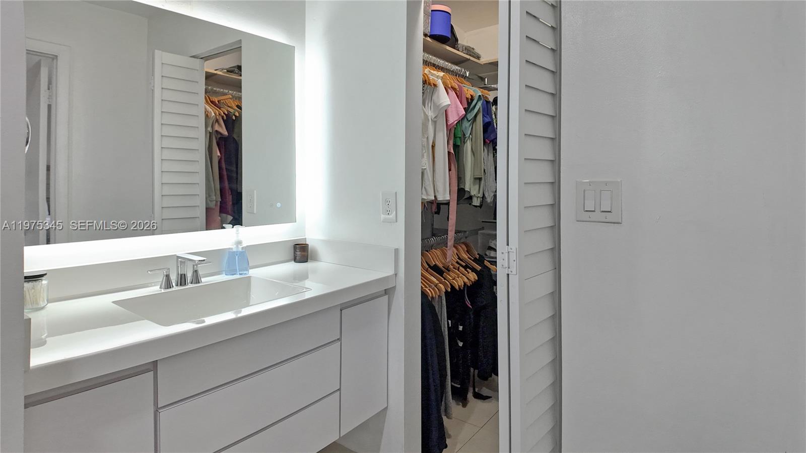 TOWNHOMES OF COUNTRY LAKE - Residential