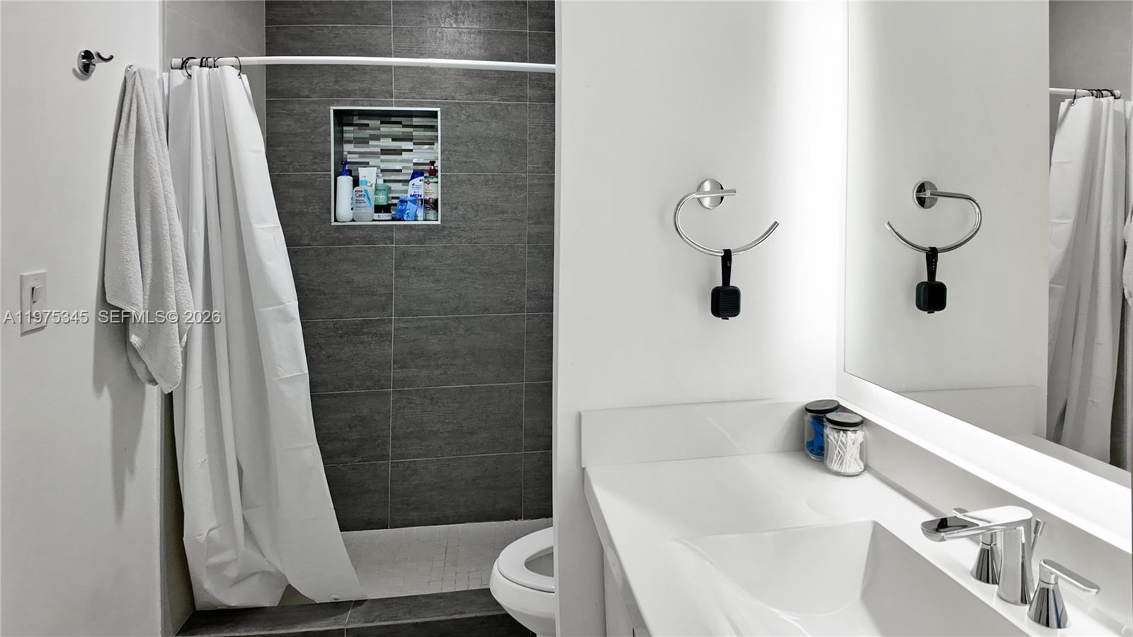 TOWNHOMES OF COUNTRY LAKE - Residential