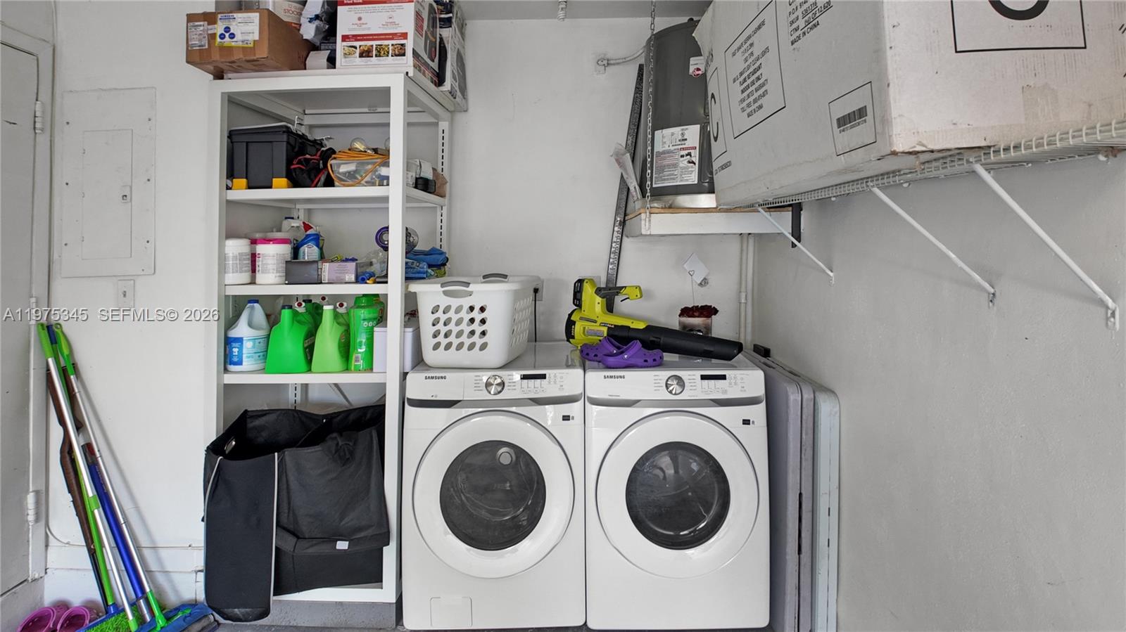 TOWNHOMES OF COUNTRY LAKE - Residential