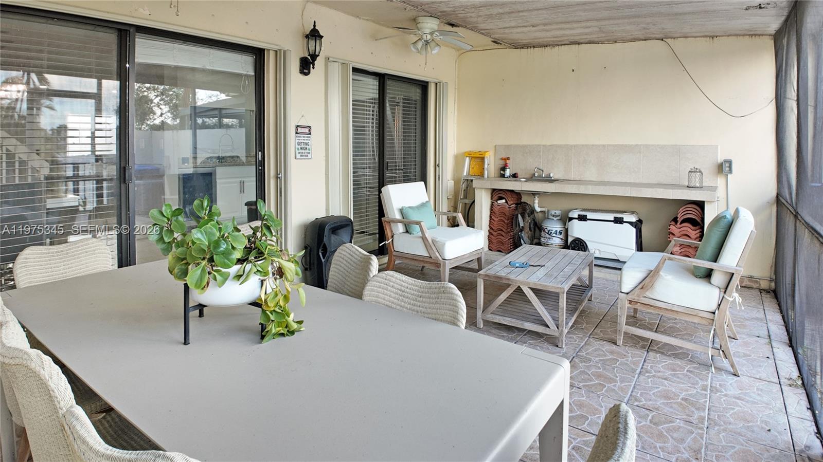 TOWNHOMES OF COUNTRY LAKE - Residential