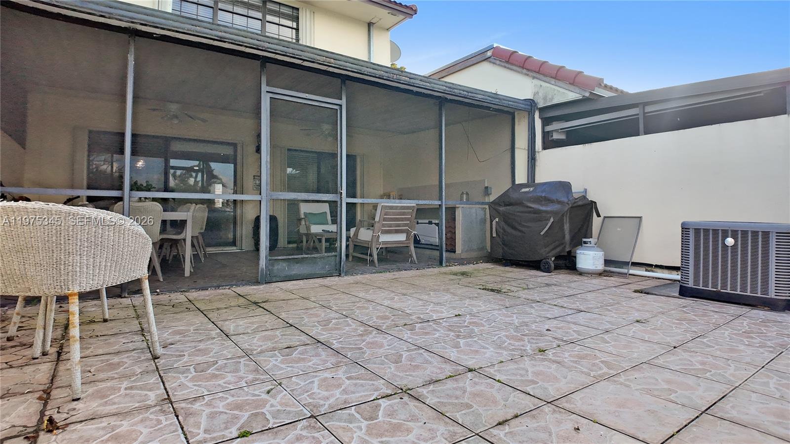 TOWNHOMES OF COUNTRY LAKE - Residential