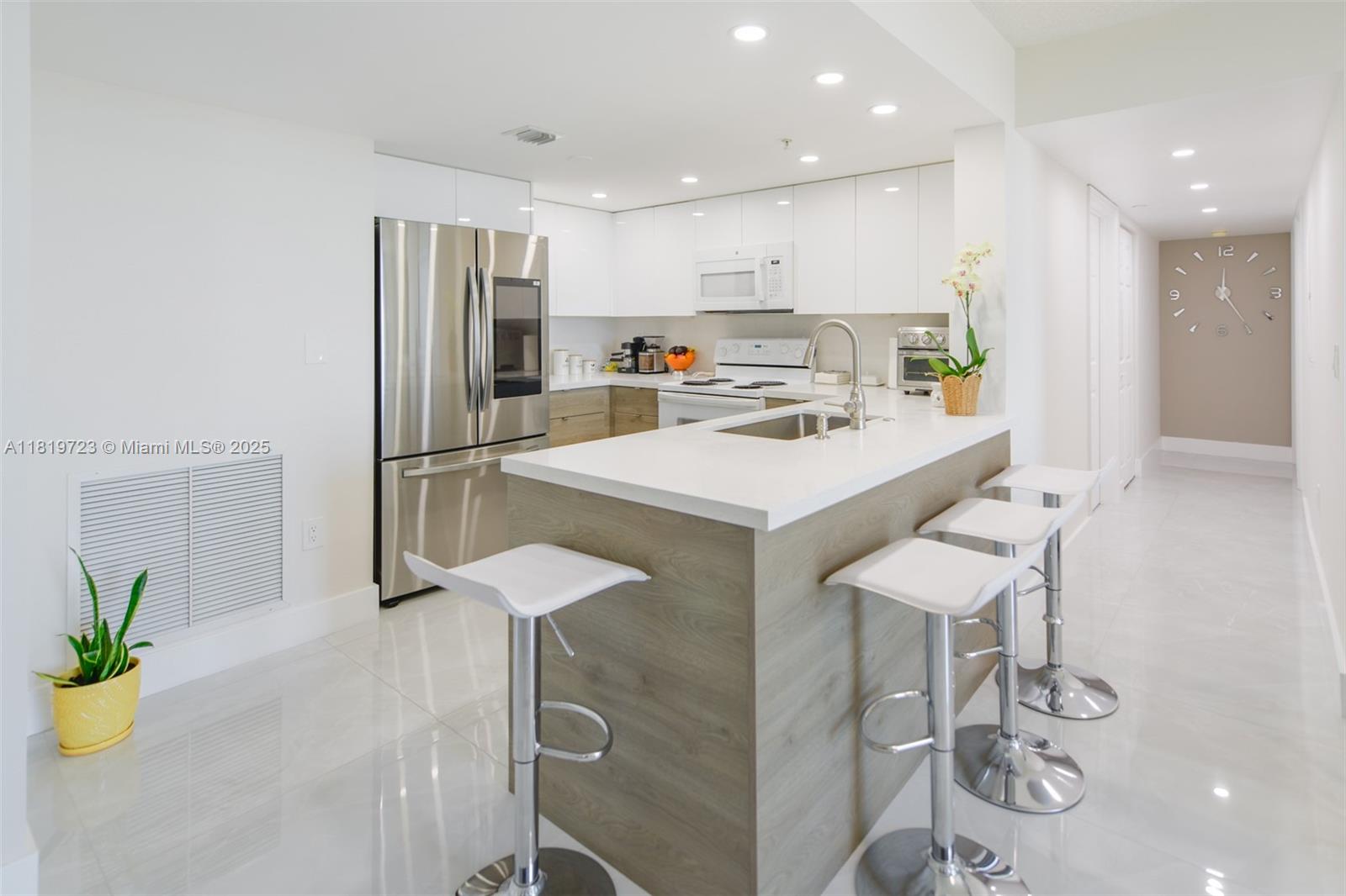 THE ASTON CONDO - Residential