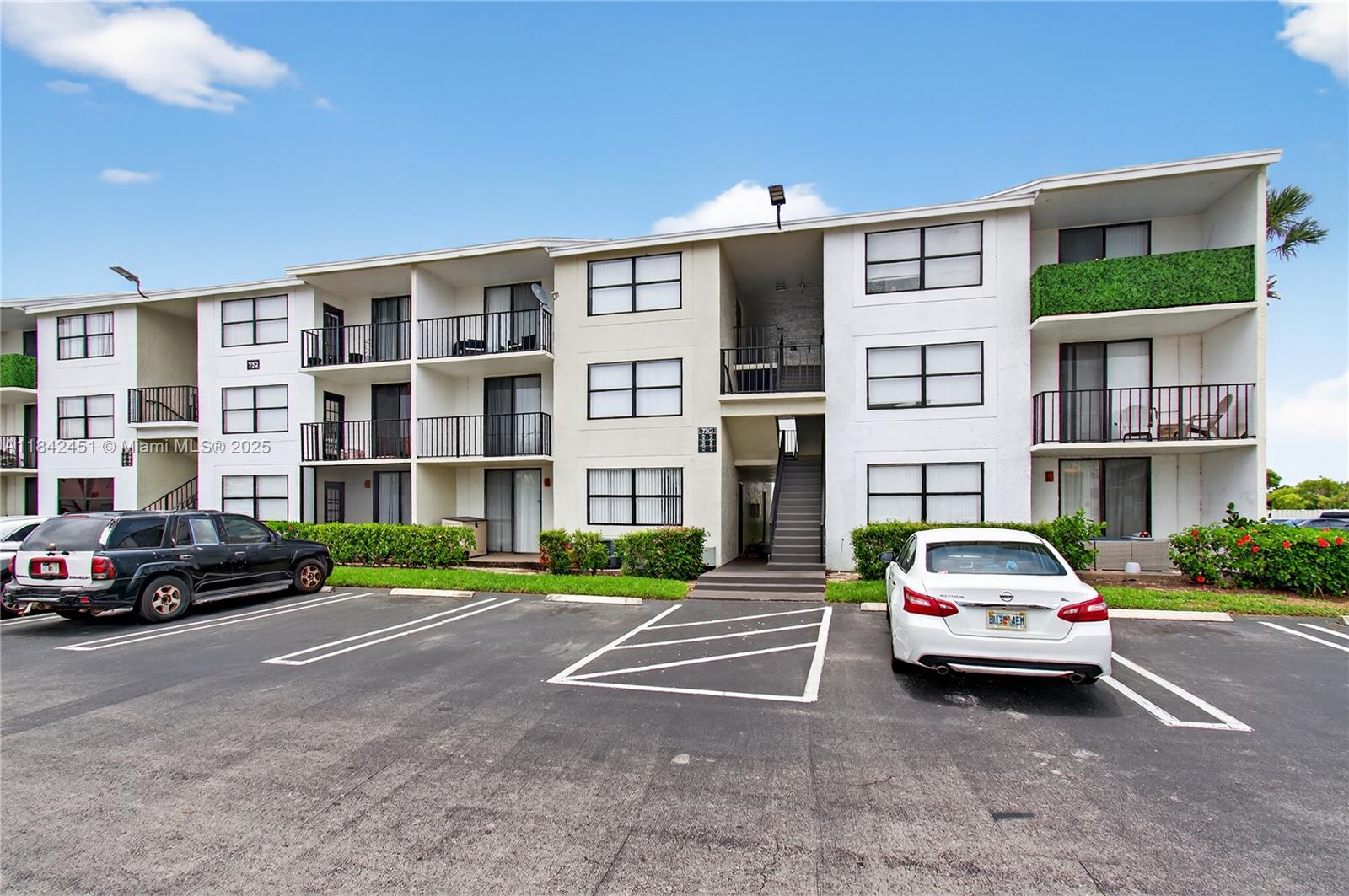 Bright & Spacious 1 bed 1 bath. Great for investors. Less than 1 mile from Palm Beach outlets. Biking/walking path along Clear Lake allows quick access to downtown Cityplace and Clematis street, excellent community in one of the hottest locations in WPB.