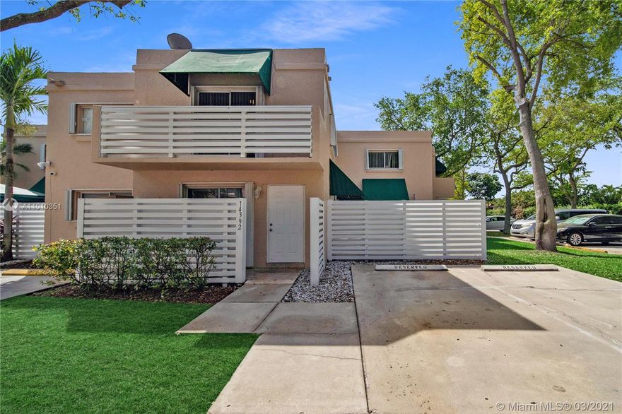 Ready to move in corner  townhouse 2/2.5 in Kendall.