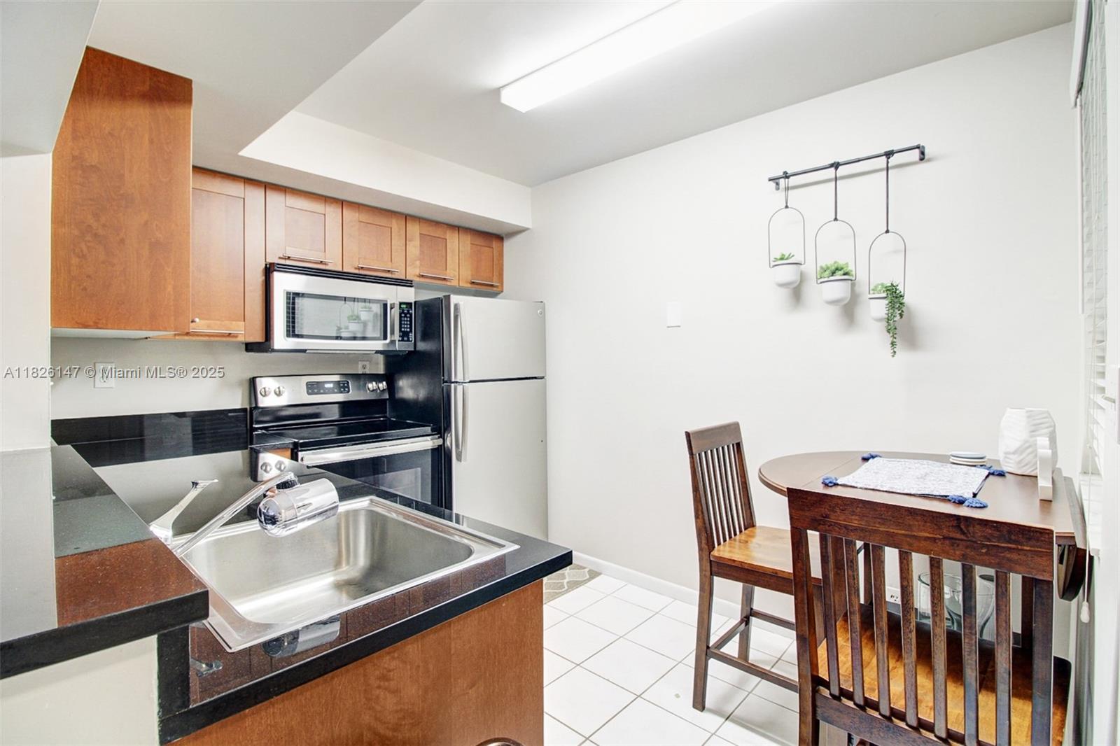 15549 N Miami Lakeway N 104, Miami Lakes, FL, 33014/$280,000 4 15549 N Miami Lakeway N 104