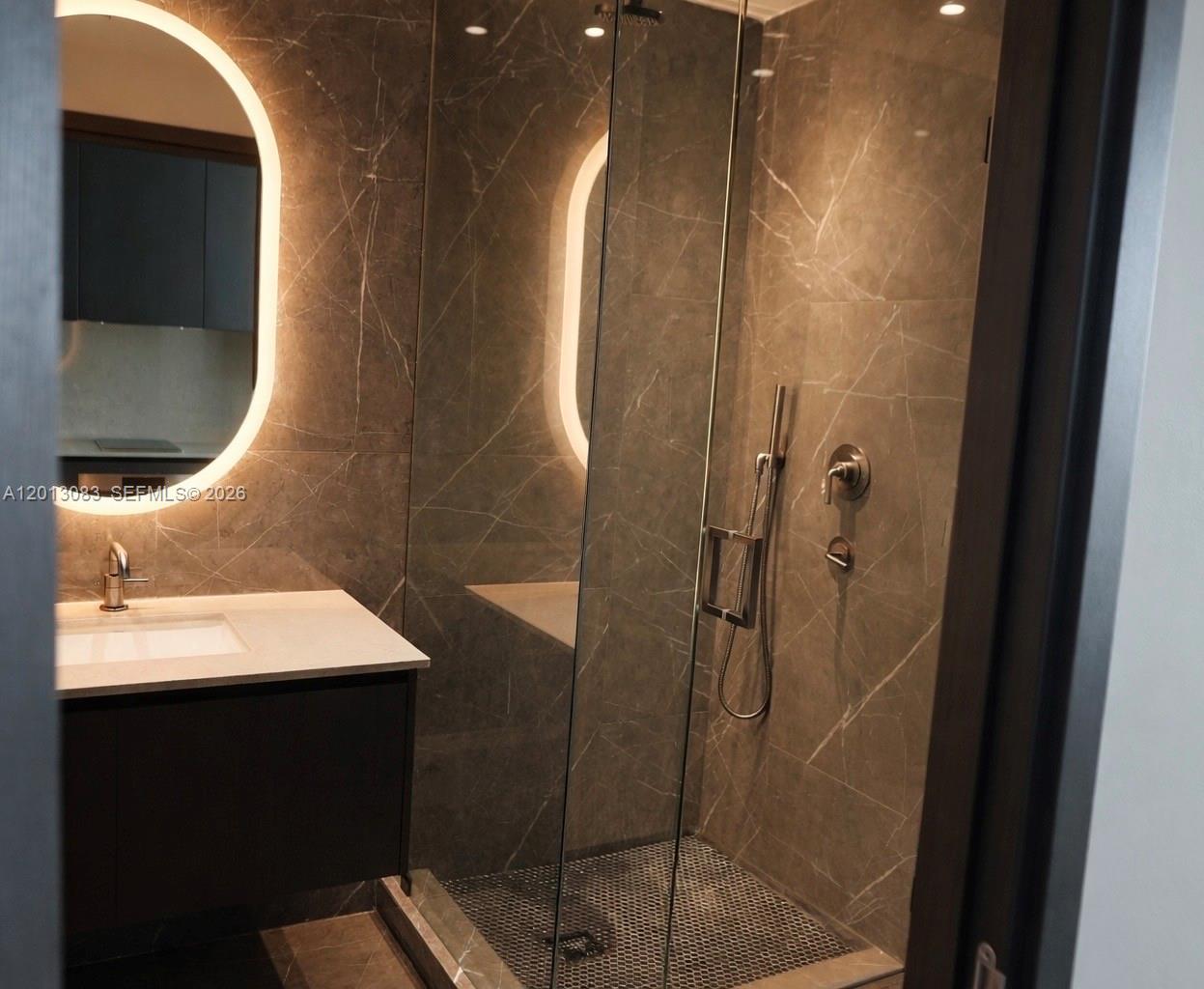 E11EVEN RESIDENCES - Residential
