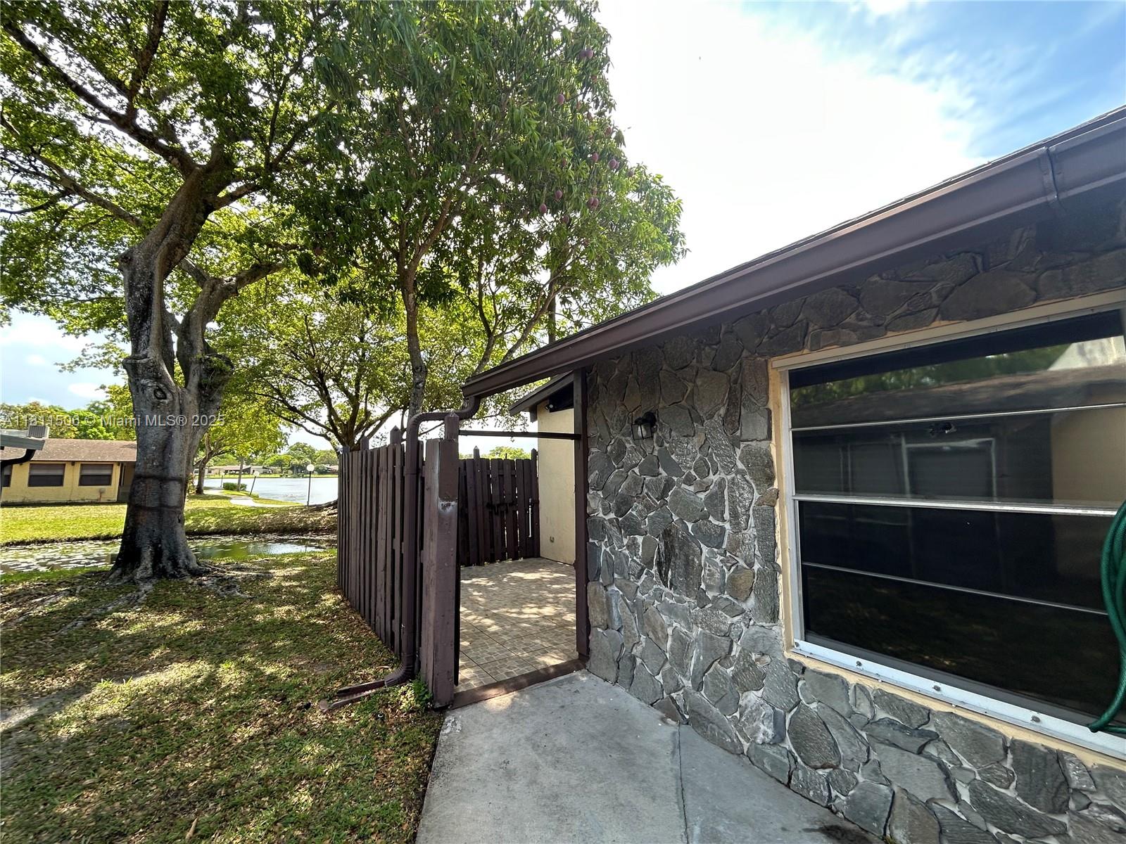 322 Briarwood Cir 1-17