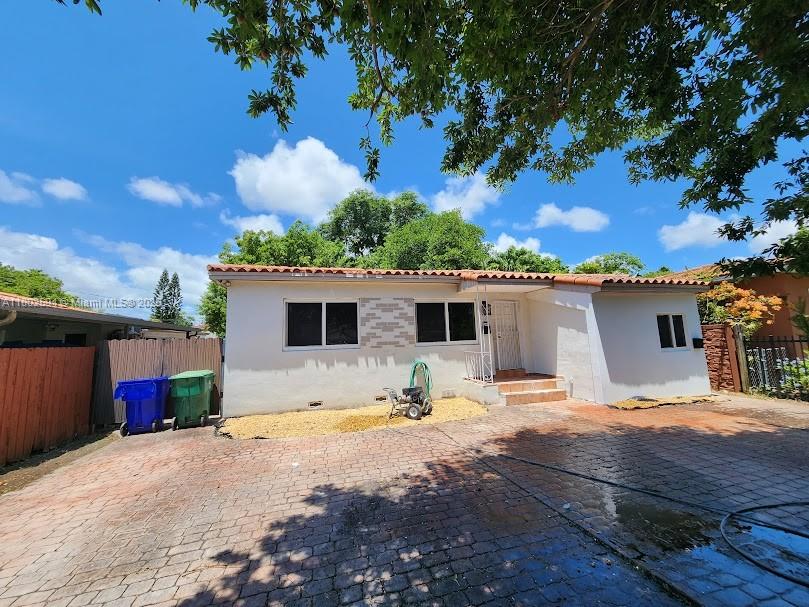 2754 Sw 34th Ave, Miami, Broward County, Florida - 3 Bedrooms  
2 Bathrooms - 