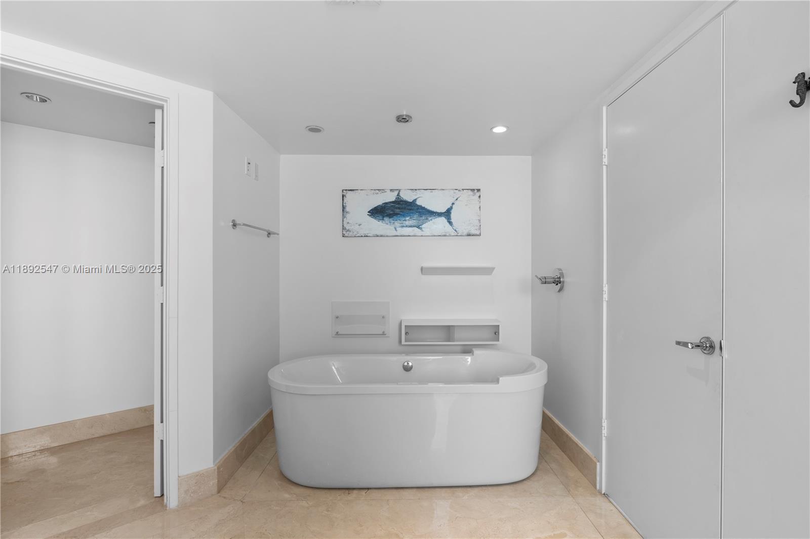 ST TROPEZ ON THE BAY II C - Residential Lease