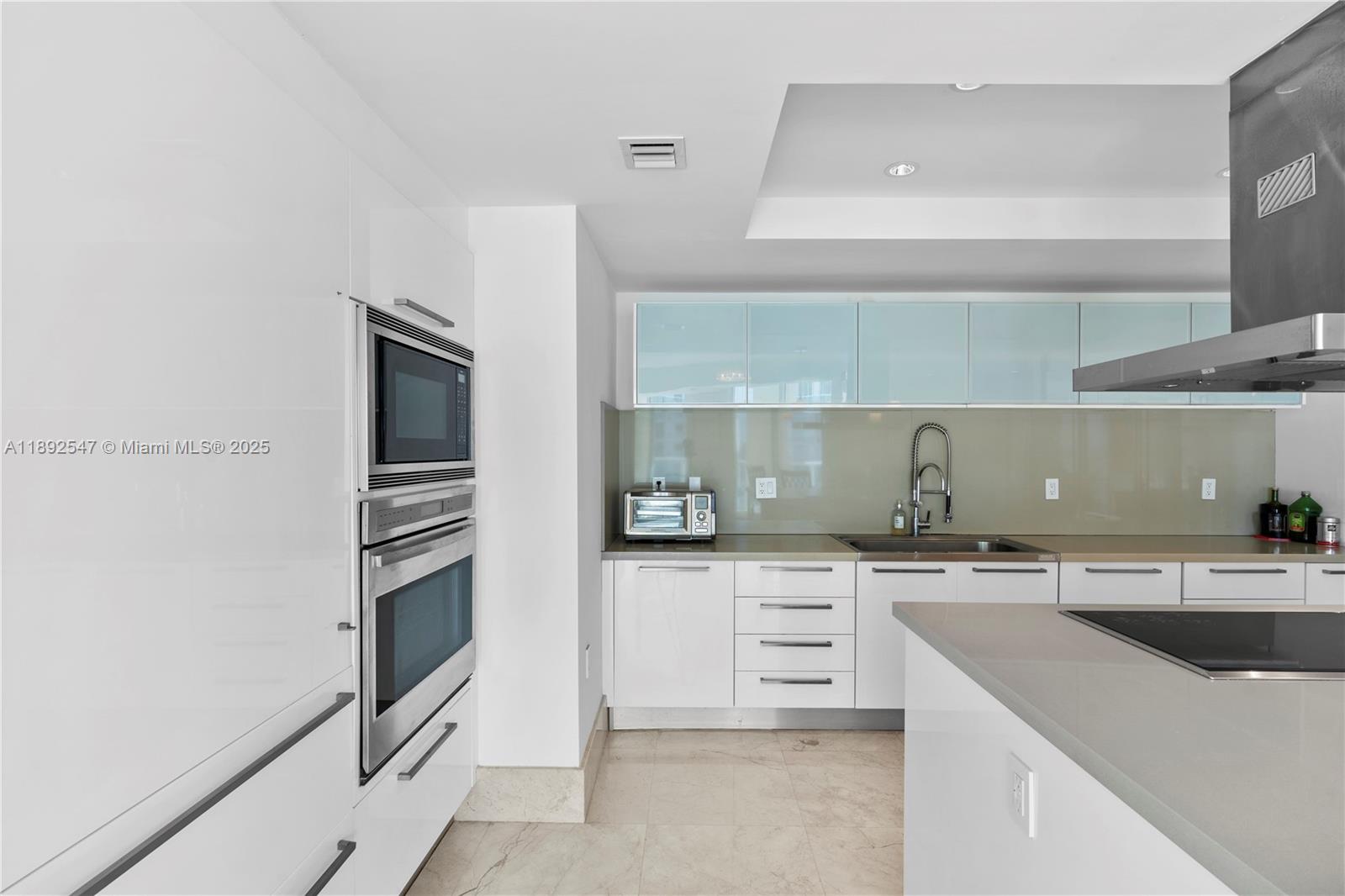 ST TROPEZ ON THE BAY II C - Residential Lease