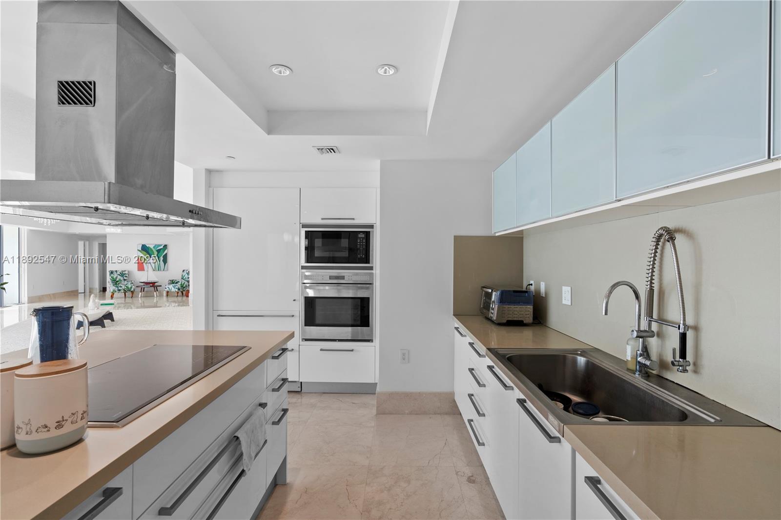 ST TROPEZ ON THE BAY II C - Residential Lease