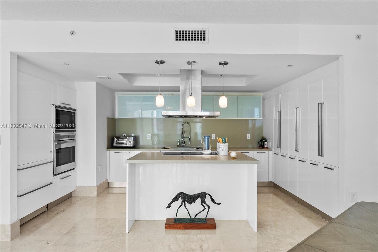 ST TROPEZ ON THE BAY II C - Residential Lease